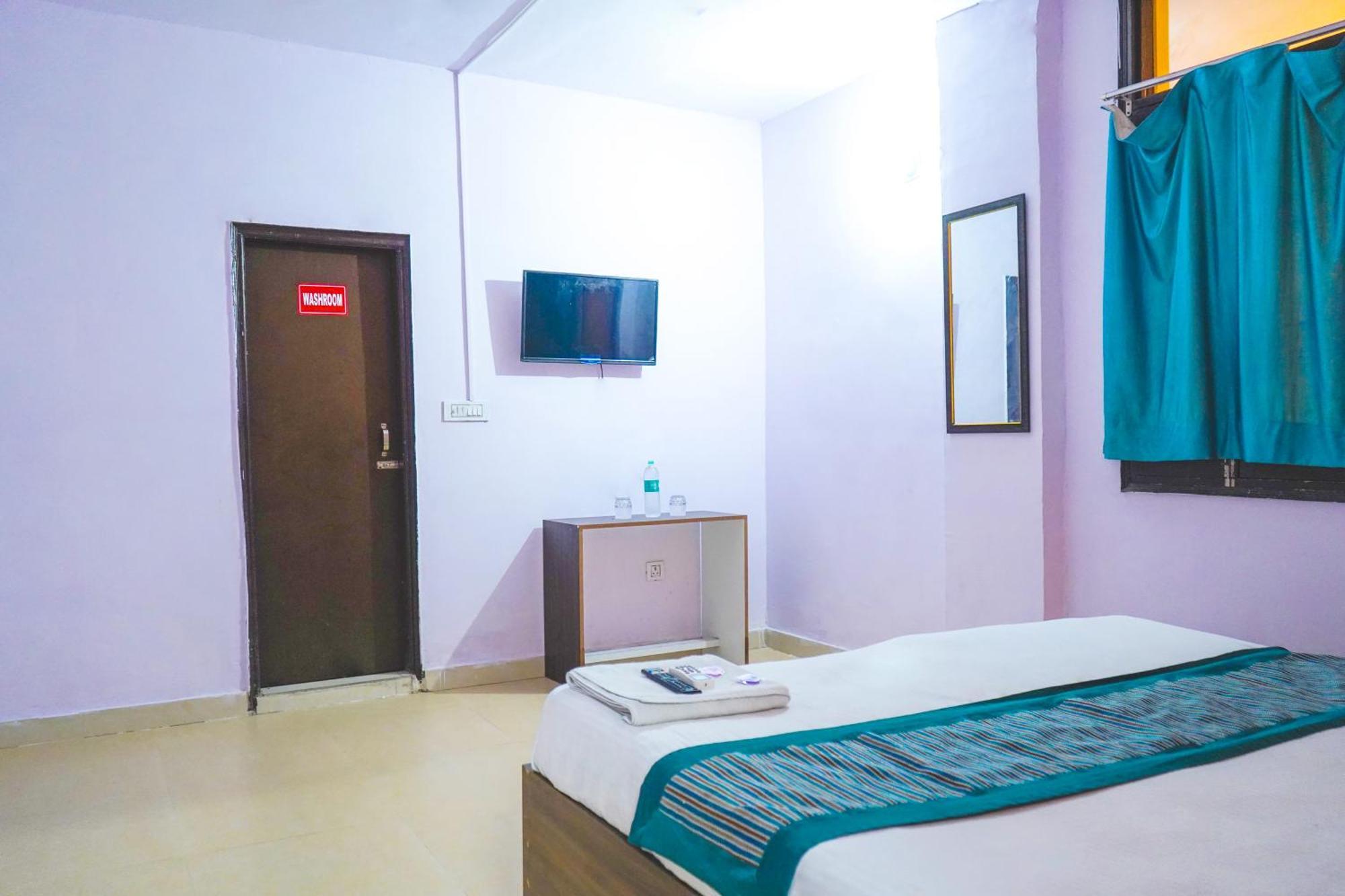Hotel Krishna Palace - Sant Nagar 3*